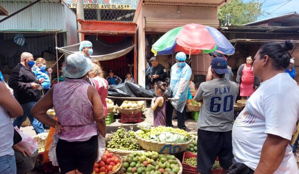 Hombre mata a mujer en el mercado Oriental porque le negó un trago