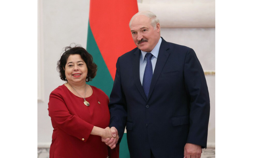 Torres con el Presidente de Belarús Alexander Lukashenko. LA PRENSA / TOMADO DEL 19 DIGITAL 