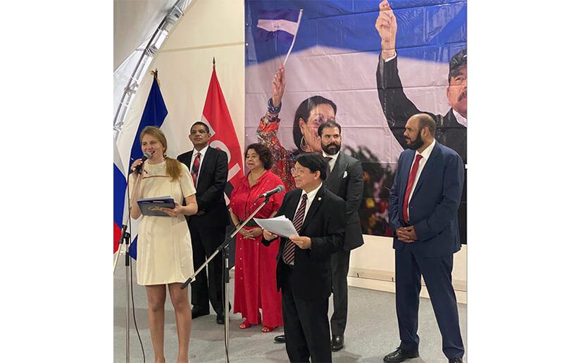 Vestida de rojo aparece Alba Azucena Torres, en la comitiva del régimen en Rusia. LA PRENSA / TOMADA 19 DIGITAL 