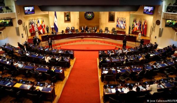 El Salvador investiga a dos expresidentes por pagos secretos