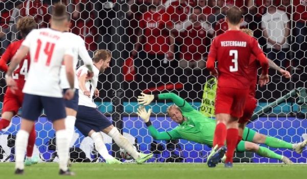 Eurocopa 2020: la UEFA abre expediente contra Inglaterra por el láser usado contra el portero de Dinamarca durante el lanzamiento de un penalti en las semifinales