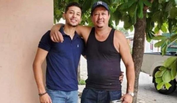 Abelardo Cruz López junto a su padre José Alfredo Cruz quien lo mató de un balazo en la cabeza. LA PRENSA/cortesía a su padre