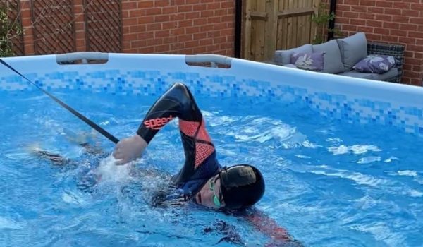 Juegos Olímpicos de Tokio: la increíble historia del adolescente que pasó de entrenar en una piscina de lona en el jardín de su casa a ganar el oro olímpico