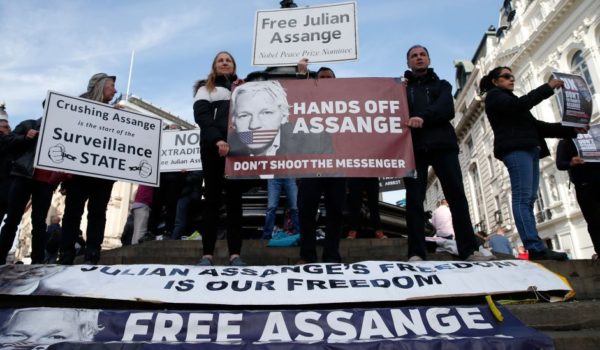 Por qué Ecuador le quitó la ciudadanía a Julian Assange