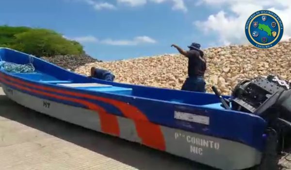 Esta es la lancha con matricula de Nicaragua desde la cual presuntos narcos dispararon contra guardacostas de Costa Rica. LA PRENSA/cortesía