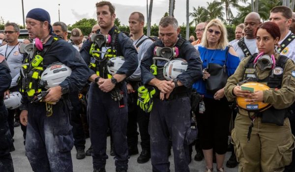 Derrumbe en Miami: las conmovedoras imágenes de familiares y rescatistas tras anunciarse el fin de la búsqueda de sobrevivientes