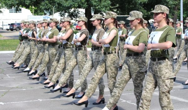 La controversia por el plan de Ucrania de que las mujeres soldado marchen con tacones