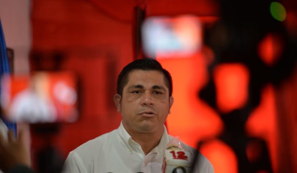 Diputado Walter Espinoza declina a su precandidatura presidencial en el PLC a favor de su colega Miguel Rosales