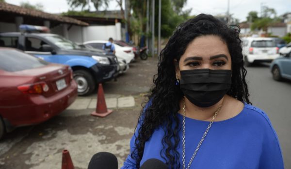 La periodista Verónica Chávez se presenta a la Fiscalía del régimen orteguista