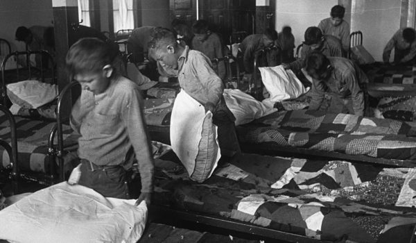 «Como ratas de laboratorio»: los espeluznantes experimentos sobre desnutrición que Canadá hizo con los niños de las escuelas indígenas