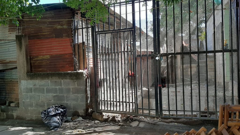 En está casa portón negro, vivía sola la víctima. LA PRENSA/ Archivo