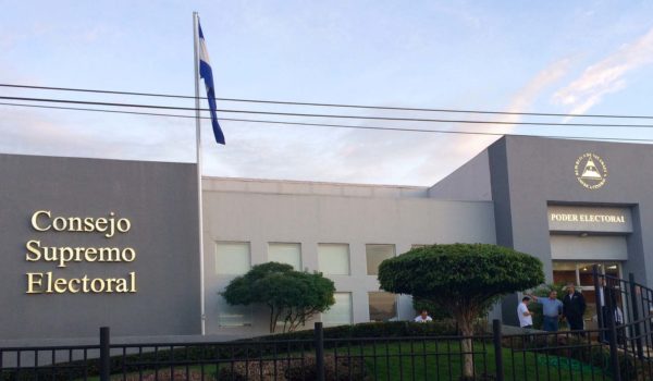 Consejo Supremo Electoral compra una camioneta de lujo y más de cien computadoras