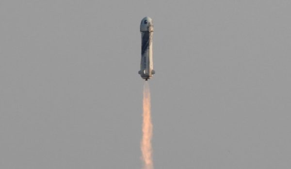 Jeff Bezos: qué es la línea Kármán, el límite del espacio que cruzó el fundador de Amazon