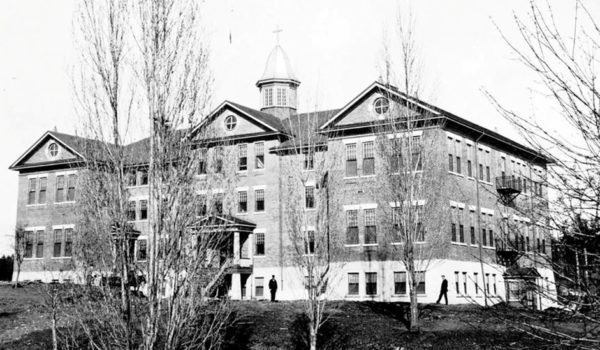 «Alcatraz de Canadá»: la oscura historia de la escuela para niños indígenas en la que encontraron otras 160 tumbas sin identificar