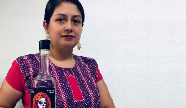 Las imaginativas maneras como los productores de mezcal en México tratan de superar el tremendo impacto de la pandemia