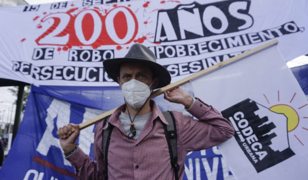 Guatemaltecos bloquean carreteras para exigir la renuncia del presidente y la fiscal general