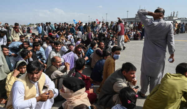 Pánico en el aeropuerto de Kabul tras toma del poder de los talibanes en Afganistán