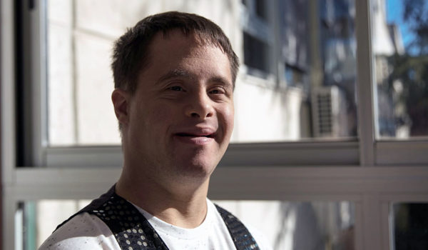 Alejandro Cuervo, el ilusionista argentino con síndrome de Down que usa la magia para enseñar sobre inclusión