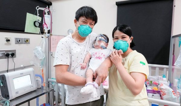 La bebé «más pequeña al nacer» se va a casa tras 13 meses hospitalizada
