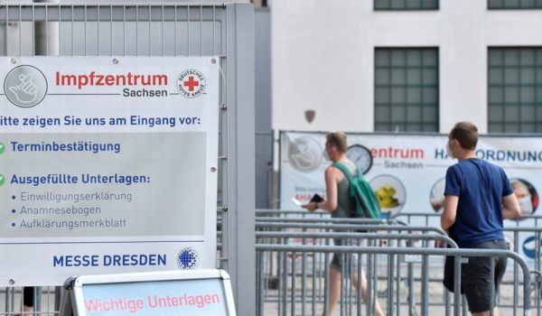 Coronavirus: la enfermera que «vacunó» a miles con agua salina en Alemania