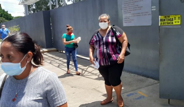 Las madres de los adolescentes que supuestamente están amenazados de muerte en la cárcel Modelo de Tipitapa salen de los Juzgados en Managua . LA PRENSA/ Ernesto García