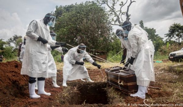 Cómo el coronavirus cambió los rituales fúnebres en Uganda