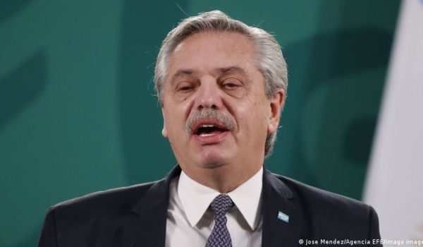 Presidente argentino bajo críticas por celebrar festejo en confinamiento