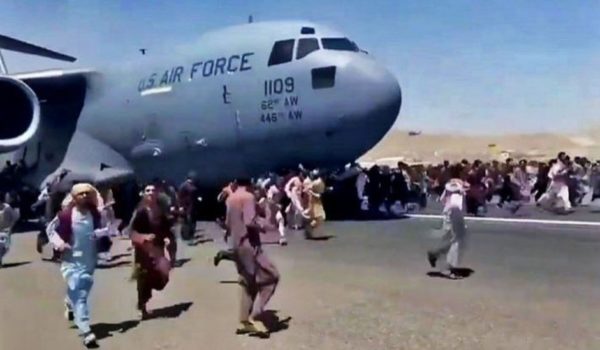 Afganistán | Al menos 7 muertos en el aeropuerto de Kabul ante la desesperación de querer huir del Talibán