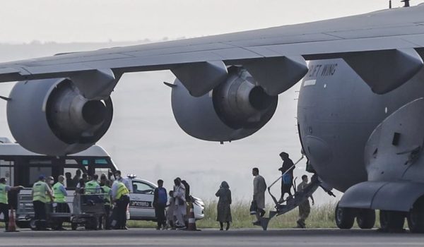 Afganistán: EE.UU. investiga el hallazgo de restos humanos en el tren de aterrizaje de un avión militar que despegó de Kabul