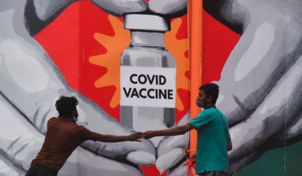 Cerca del 13% de la población ha recibido el ciclo completo de vacunas en India. LA PRENSA/EPA
