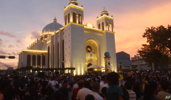 El Salvador celebra fiestas católicas sin actividades masivas pero con turismo