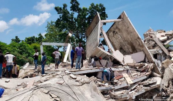 Sube a 304 la cifra de muertos por potente sismo en Haití