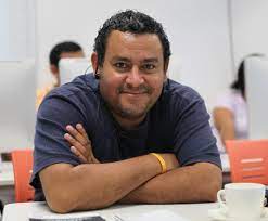 El periodista Iván Olivares se exilia y denuncia a fiscal