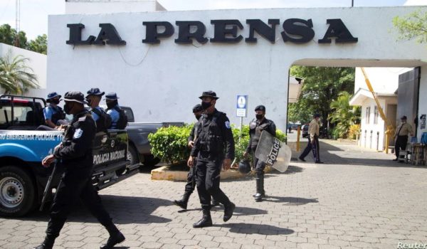 Tropas especiales de la policía allanaron el diario La Prensa en una investigación por posible lavado de dinero y fraude aduanero. LA PRENSA/VOA