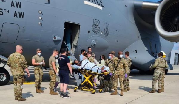 El personal médico del Comando de Movilidad Aérea de EE.UU. ayudó a dar a luz al bebé en la bodega de carga del avión, en la Base Aérea de Ramstein, Alemania. LA PRENSA/Comando de Movilidad Aérea de EE.UU.