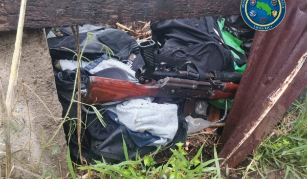 Dos nicas detenidos en Costa Rica por participar en balacera vestidos de policías