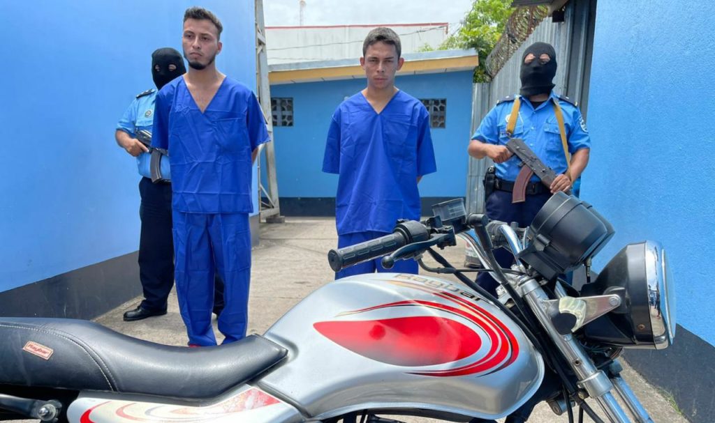 Allen Obed Díaz Picado (izq.) es el dueño de la moto usada en el robo y Norvin Matamoros, quien presuntamente conducía la motocicleta. LA PRENSA/Cortesía