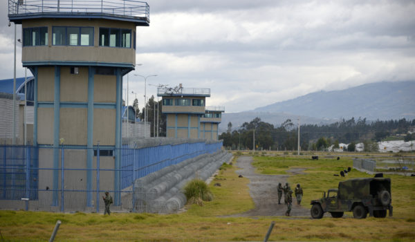 En esta foto de archivo tomada el 22 de julio de 2021, soldados hacen guardia frente a la prisión Sierra Centro Norte en Latacunga, Ecuador, luego de que ocurriera un motín que dejó 21 muertos. LA PRENSA/AFP