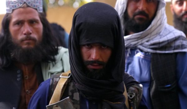 «Si no renuncian a la cultura occidental, tenemos que matarlos»: los combatientes del Talibán hablan con la BBC en plena ofensiva por recuperar el control en Afganistán