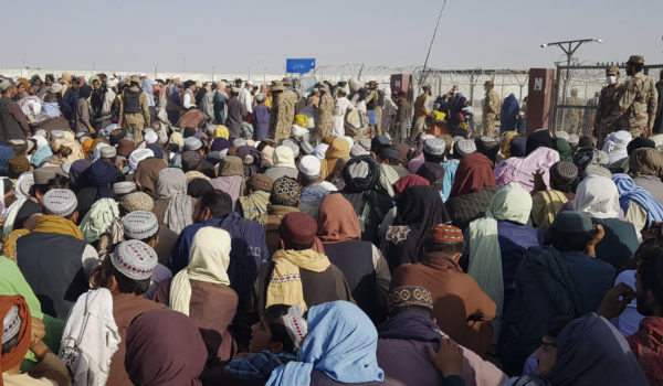 Los ciudadanos afganos y paquistaníes se reúnen para cruzar a Afganistán en el cruce fronterizo entre Pakistán y Afganistán en Chaman el 21 de agosto de 2021 días después de la impresionante toma de posesión de Afganistán por los talibanes. LA PRENSA/AFP
