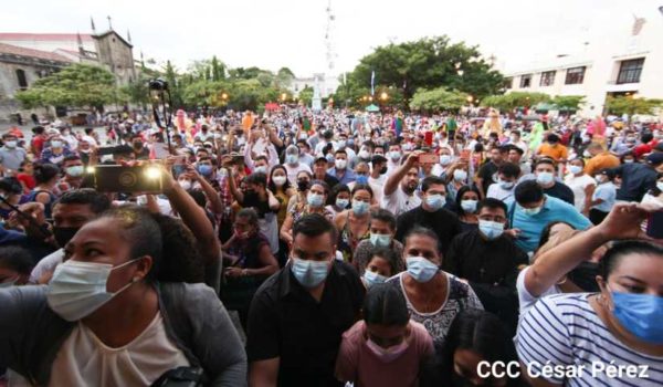 En imágenes se logra observar que los participantes portaron sus mascarillas sin embargo, no practicaron el distanciamiento social. LA PRENSA / TOMADA DEL 19 DIGITAL