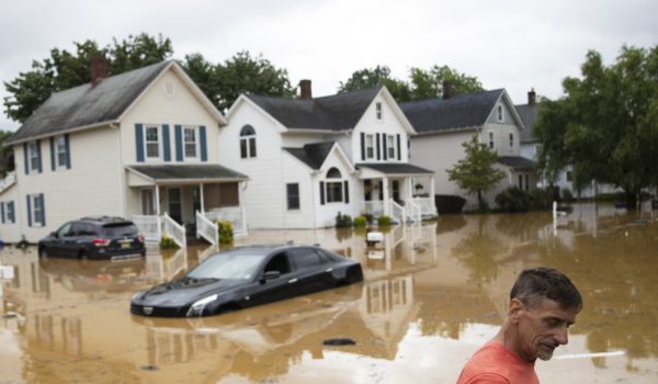 Bruce, un residente evacuado, atraviesa la marea alta después de una inundación repentina, mientras la tormenta tropical Henri toca tierra, en Helmetta, Nueva Jersey, el 22 de agosto de 2021. LA PRENSA/AFP