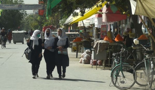 Afganistán: los primeros cambios para las mujeres en Kabul tras el control talibán