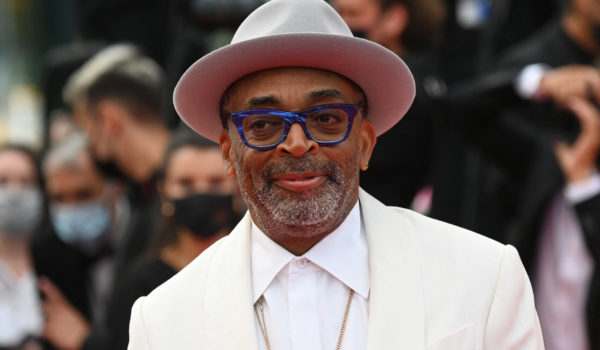 En esta foto de archivo tomada el 12 de julio de 2021, el director estadounidense y presidente del jurado del 74 ° Festival de Cine de Cannes, Spike Lee, posa cuando llega a la proyección de la película "The French Dispatch" en la 74a edición del Festival de Cine de Cannes en Cannes, sur de Francia. LA PRENSA/AFP