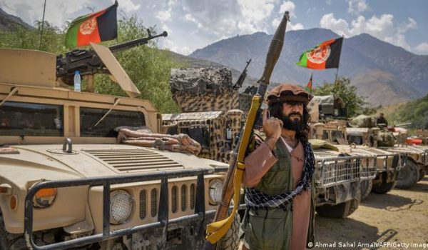 Combatientes talibanes avanzan a zona rebelde en Afganistán