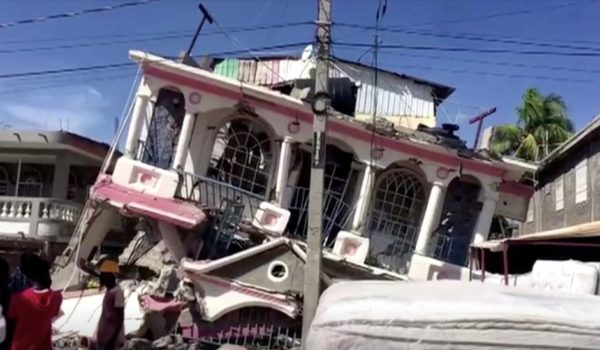 El terremoto de Haití deja ya más de 2,100 muertos y casi 10,000 heridos