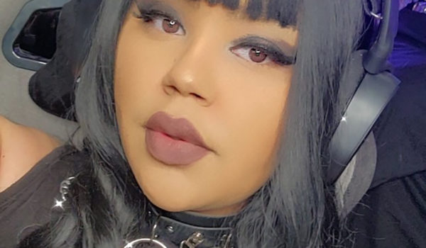 Esta imagen sin fecha cortesía de Rek It Raven muestra un autorretrato del transmisor de videojuegos Raven en Virginia. Rek It Raven ha sido una de las víctimas del fenómeno de las "incursiones de odio": oleadas de abusos racistas, sexistas y homofóbicos que han hecho la vida cada vez más desagradable para los usuarios minoritarios de Twitch, el sitio de transmisión de videojuegos más grande del mundo. LA PRENSA/AFP
