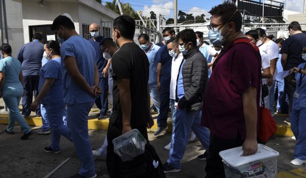 Colapsa principal hospital de campaña en Guatemala por repunte de Covid-19