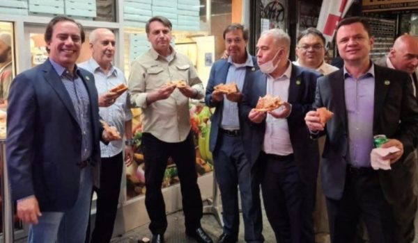 La foto que muestra a Bolsonaro comiendo en la calle en Nueva York por no haberse vacunado contra la covid-19