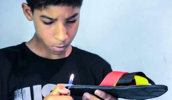 El exitoso mercado de chanclas que un niño de 14 años se inventó en Venezuela